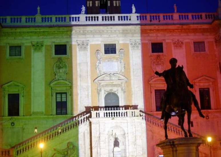 Cores da bandeira italiana na sede da Prefeitura de Roma