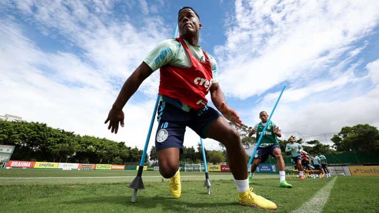 Endrick durante treinamento do Palmeiras na Academia de Futebol (Foto: Cesar Greco/Palmeiras)