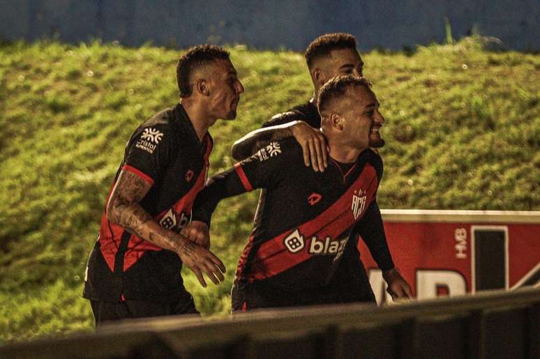 Atlético-GO e Goiás estreiam com vitória no Campeonato Goiano; Vitória e  Santa Cruz empatam