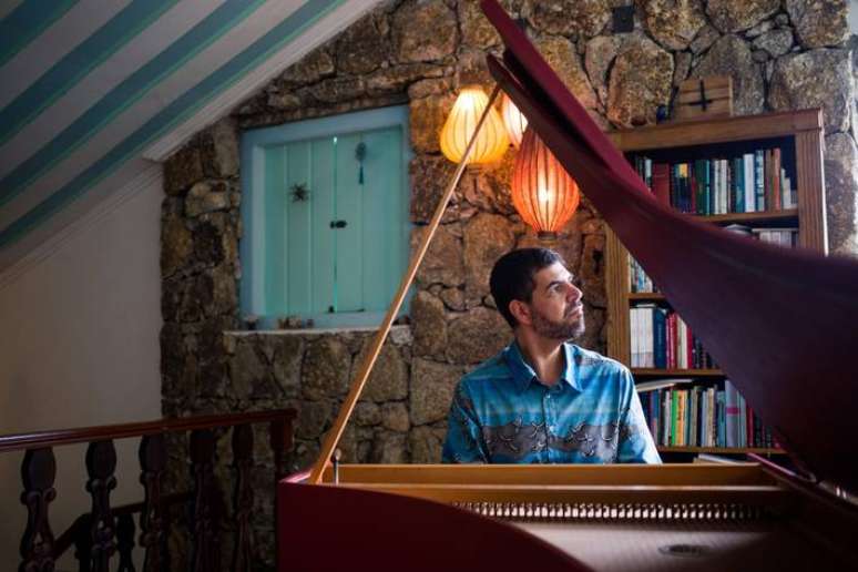 André Mehmari em sua casa na Cantareira: em dezembro o violoncelista Antonio Meneses estreia seu ‘Concerto para Violoncelo e Orquestra’.