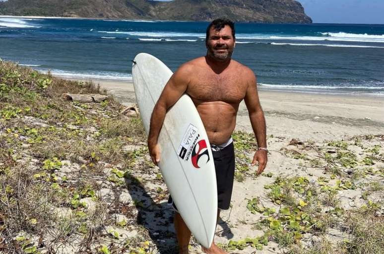 Em uma de suas muitas viagens, Márcio Freire surfou nas praias da Indonésia (Foto: Reprodução/Instagram)