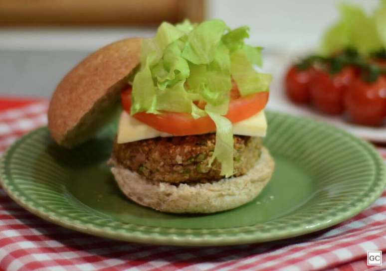 Hambúrguer de atum com aveia – Foto: Guia da Cozinha