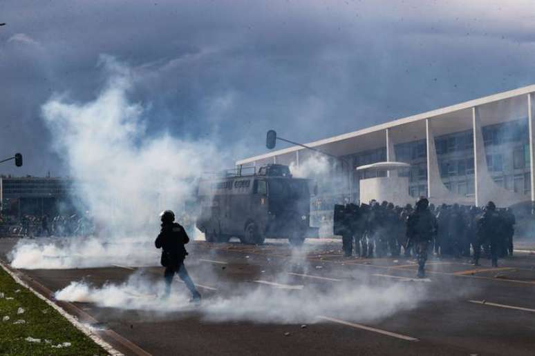 Policiais tentam conter grupos de golpistas em Brasília.