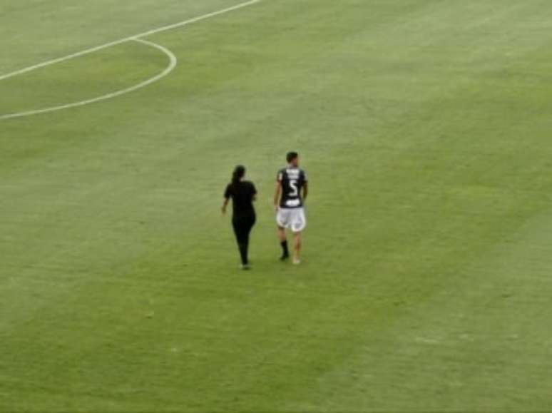 Fausto Vera deixa o gramado com dores (Foto: Fábio Lázaro/LANCE!)