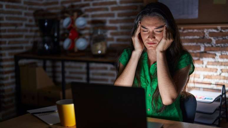 A sensibilidade a luz é um sintoma frequente entre crises de dor de cabeça -