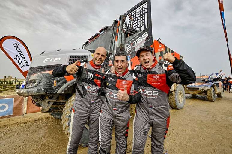 Janus van Kasteren, Darek Rodewald e Marcel Snijders celebram vitória no Dakar 