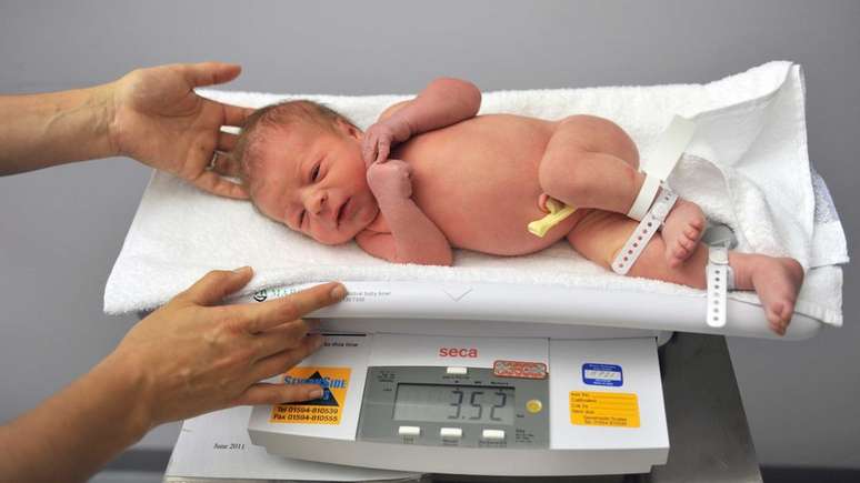 Economistas argumentam haver novas tend&ecirc;ncias moldando a fertilidade, para al&eacute;m da educa&ccedil;&atilde;o da mulher e sua entrada no mercado de trabalho