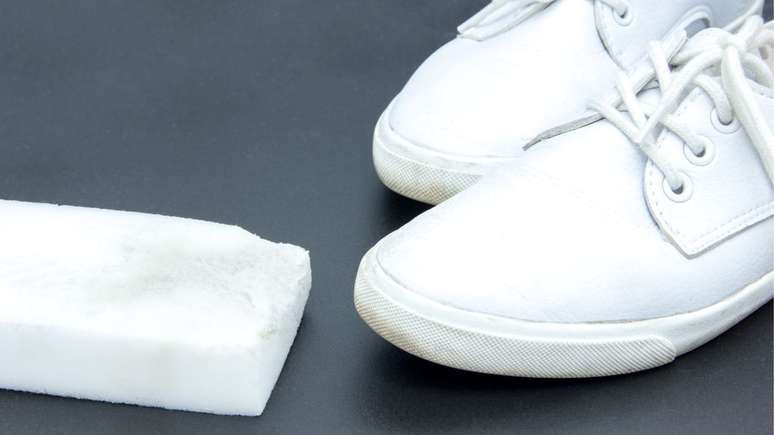Limpar tênis branco não é uma tarefa fácil, mas alguns truques podem ajudar -