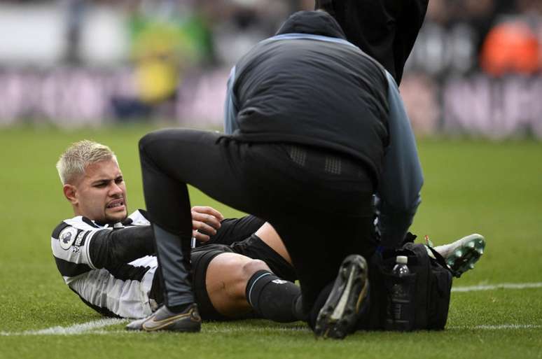 Brasileiro se contunde em jogo do Newcastle (Foto: OLI SCARFF / AFP)