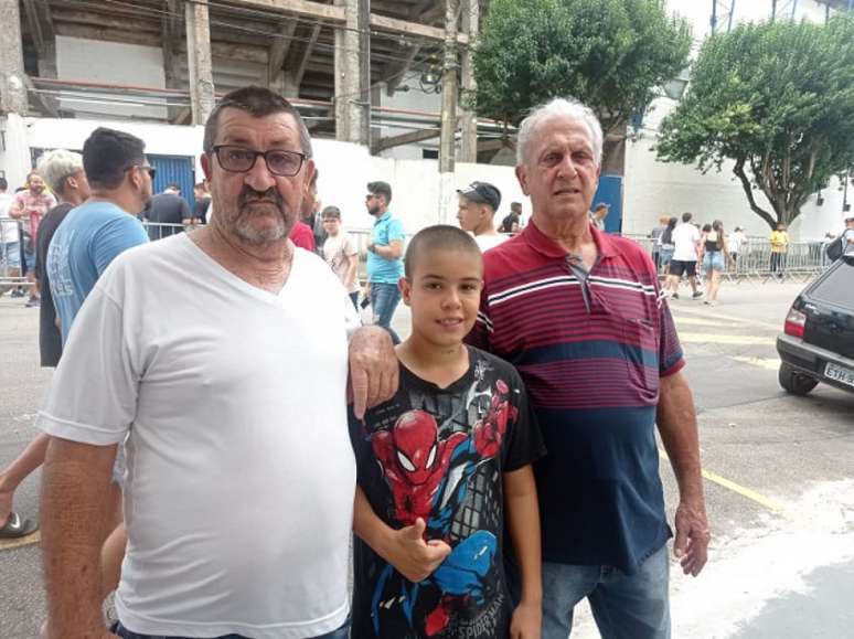 José, Derik e Joel nos arredores do Nabi Abi Chedid neste domingo (Foto: Fábio Lázaro/Lancepress)