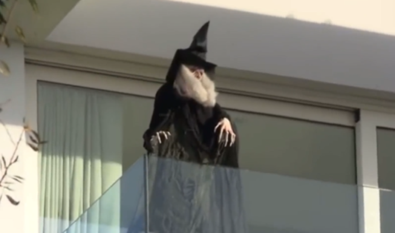Bruxa apontada para a casa da ex-sogra é vista na varanda da casa de Shakira; vídeo