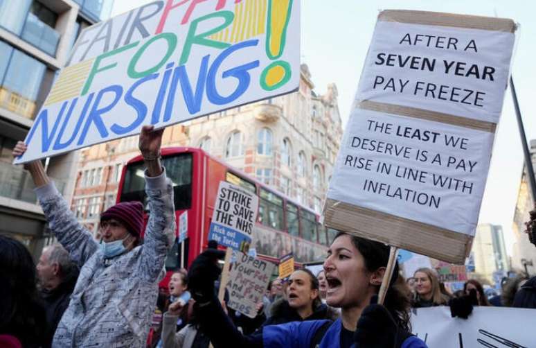 Enfermeiras e enfermeiros fazerm passeata durante greve em Londres
20/12/2022
REUTERS/Maja Smiejkowska