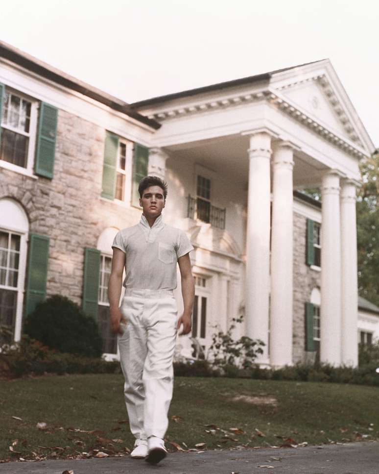 Elvis Presley na frente de sua casa, que custou US$ 100.000 em 1957