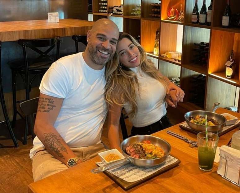 Adriano Imperador vive relacionamento conturbado com Micaela Mesquita (Reprodução/Instagram)