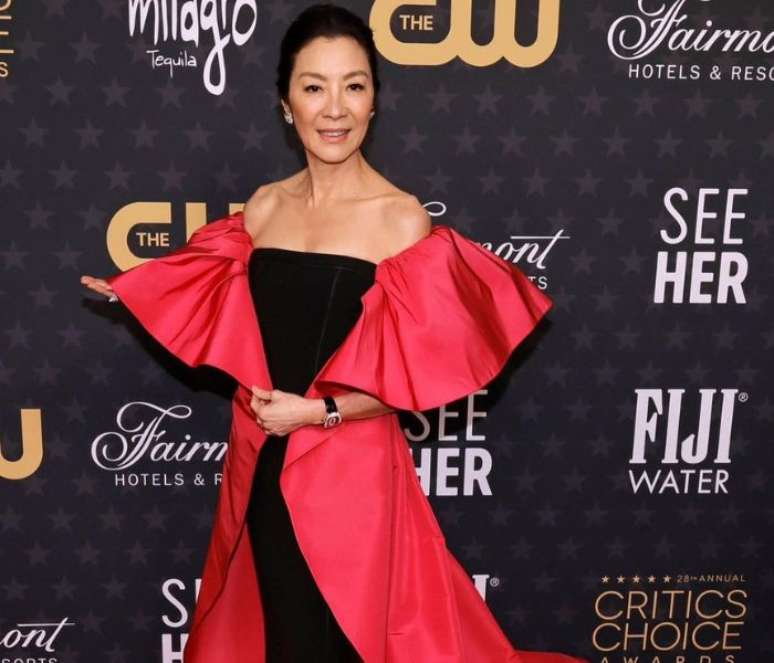 Michelle Yeoh surgiu com um vestido Barbiecore no ‘Critics Choice Awards 2023’ –