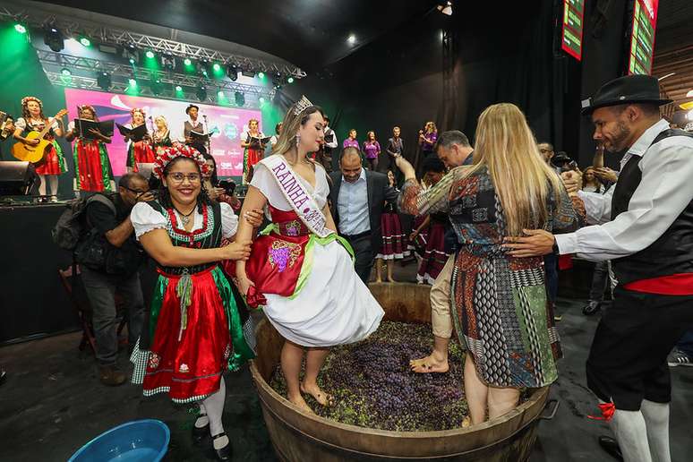 At&eacute; a rainha participa da pisa de uvas.