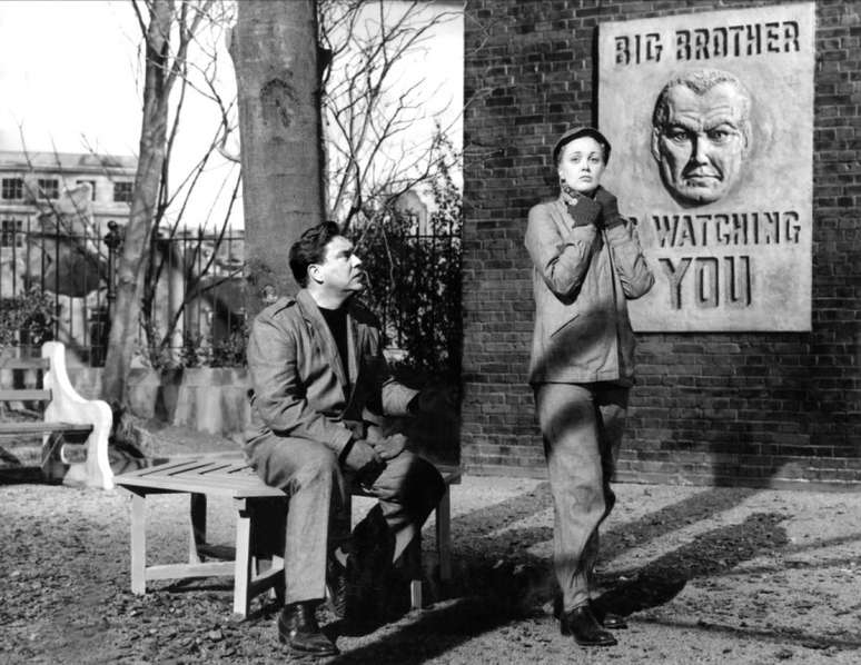 'O Grande Irm&atilde;o est&aacute; de olho em voc&ecirc;': slogan d&aacute; o tom da vigia constante no mundo dist&oacute;pico de George Orwell.