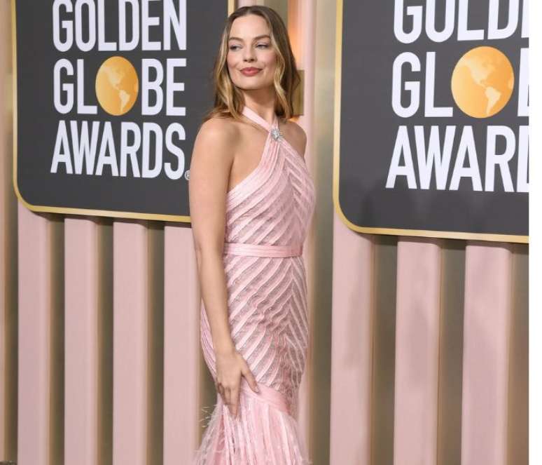 Margot Robbie apostou em um look rosa claro para o Globo de Ouro –