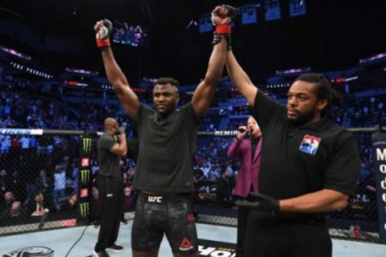 Francis Ngannou deixou o UFC mesmo sendo o campeão dos pesados (Foto: Getty Images/UFC)