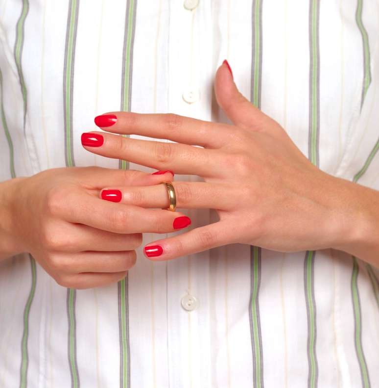 Talvez a mão onde você eventualmente usa uma aliança o ajude a distinguir...