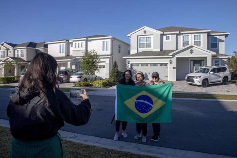 Apoiadores estão frequentemente em frente à casa onde Bolsonaro está hospedado nos EUA