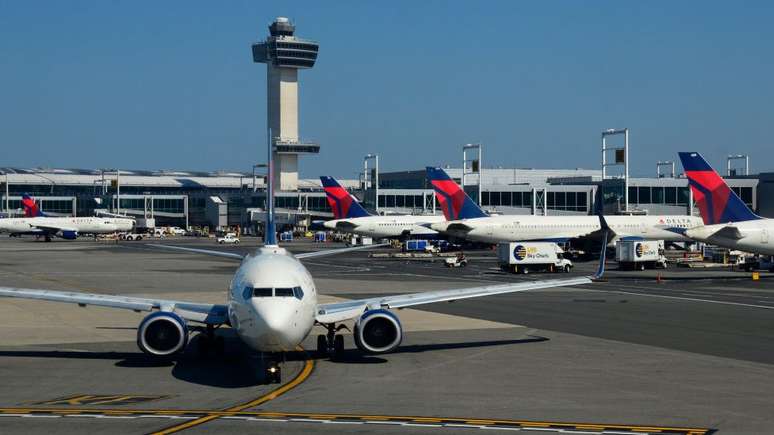 Um avião estava prestes a decolar e outro estava taxiando na pista; autoridades investigam o que aconteceu