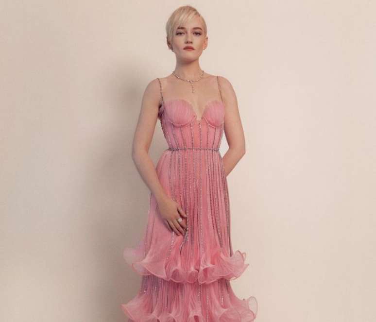 Julia Garner usou um rosa mais suave no ‘Golden Globes 2023’ –