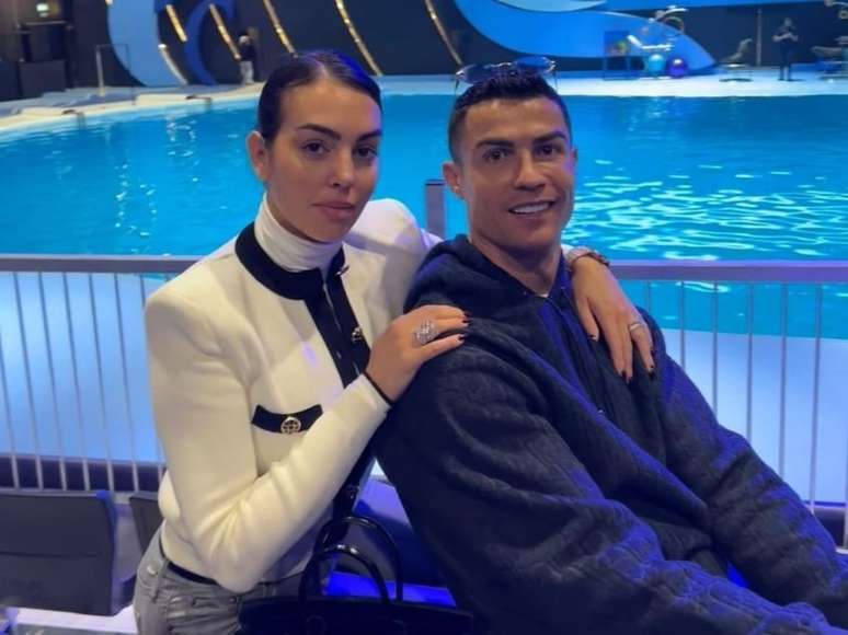 Cristiano Ronaldo abraçado com a esposa Georginia Rodríguez (Foto: Reprodução/Instagram)