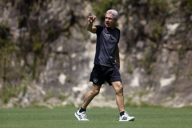 Técnico não descarta levar apenas alguns titulares a campo no Raulino de Oliveira (Vítor Silva/Botafogo