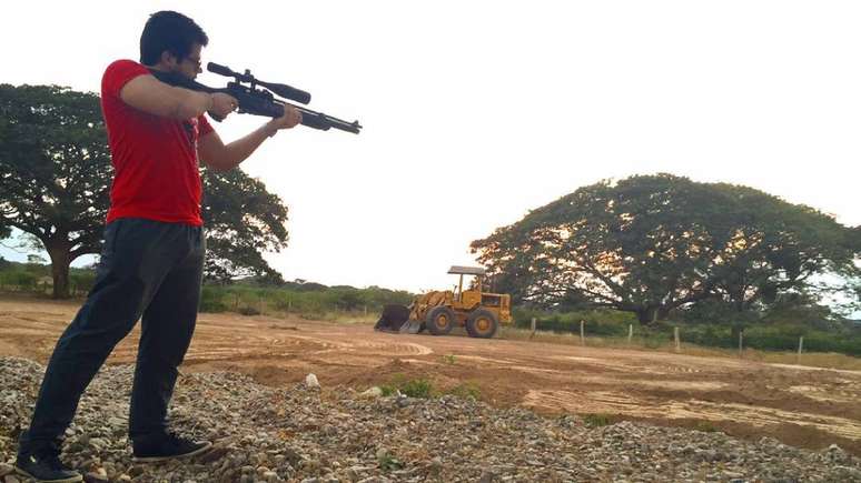 Andres publicou fotos segurando uma arma