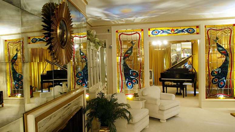 A sala de estar de Graceland, decorada com cortinas douradas e penas de pav&atilde;o, estilo que sua namorada Lisa Thompson gostava