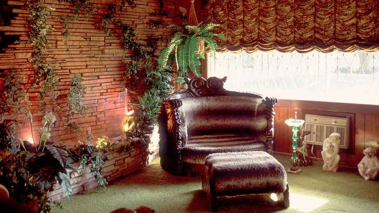 Foto da Jungle Room, a sala marcante que era a preferida de Elvis e onde colocou aquele que foi o seu &uacute;ltimo est&uacute;dio de grava&ccedil;&atilde;o