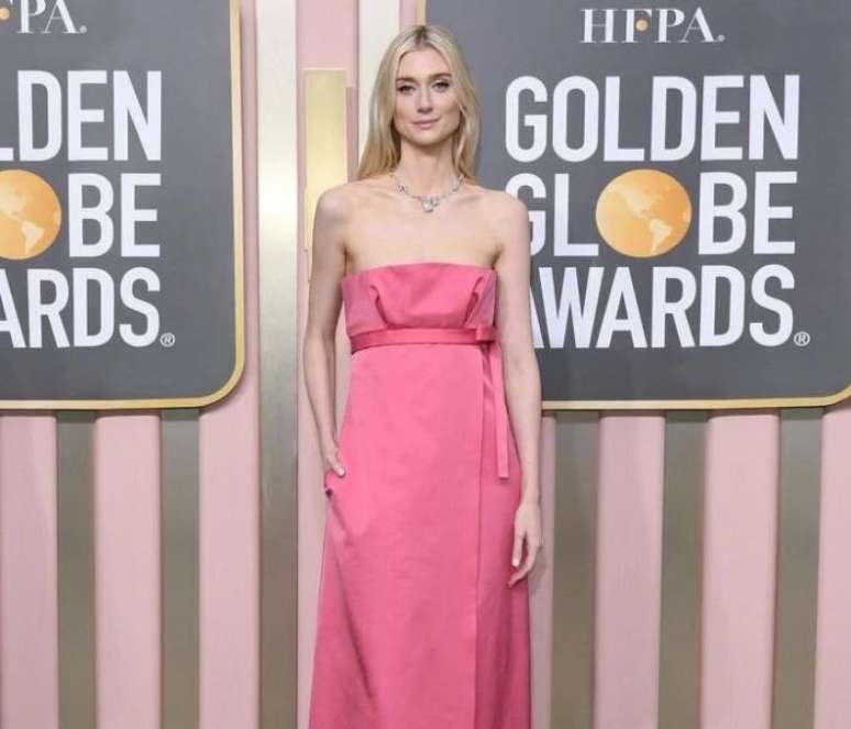 Elizabeth Debicki surgiu usando rosa no ‘Golden Globes 2023’ –