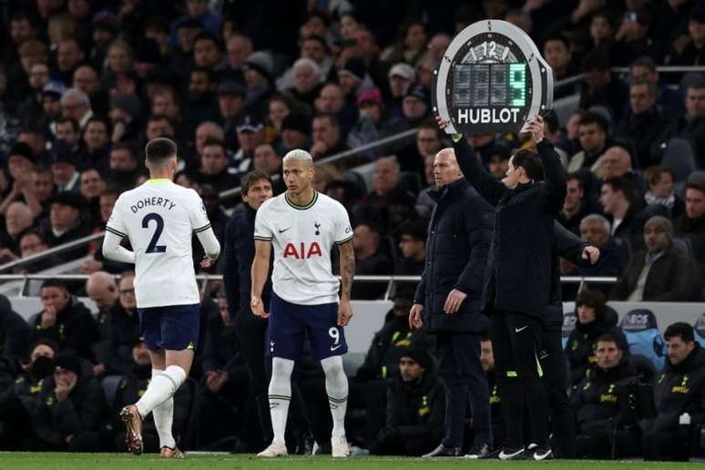 Richarlison entrou na segunda etapa do jogo contra o Arsenal (ADRIAN DENNIS / AFP)