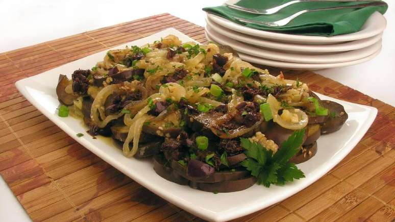 Salada picante de berinjela &ndash; Foto: Guia da Cozinha