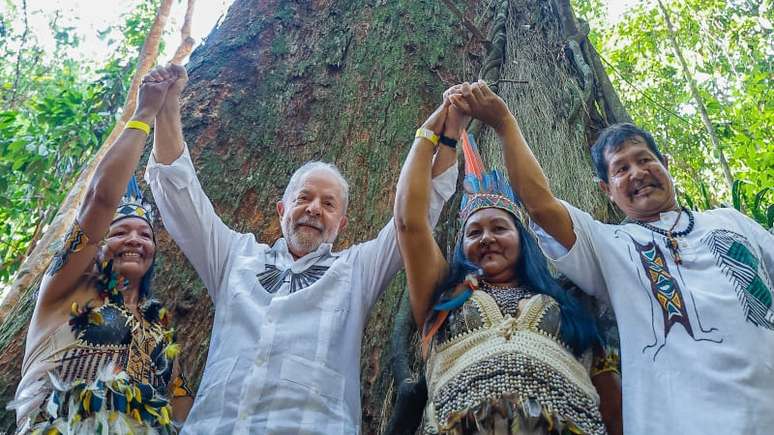 Imagem mostra Lula e lideranças indígenas na Amazônia.