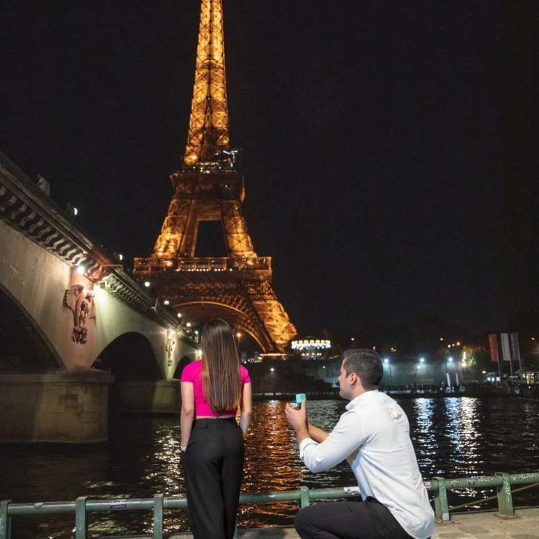 Ele pediu sua noiva em casamento em Paris