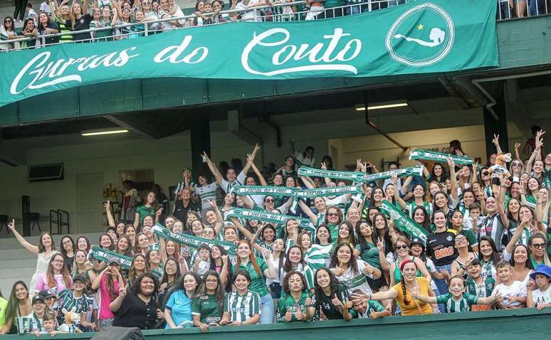 Coritiba deveria estrear em 2023 sem a presença de público, mas mulheres e crianças puderam assistir ao jogo