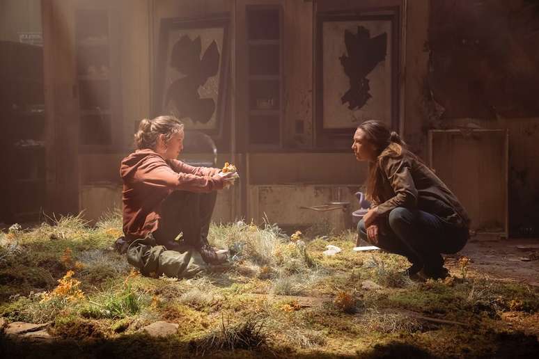 Ellie (Bella Ramsey) conversa com Tess (Anna Torv) em cena de The Last of Us