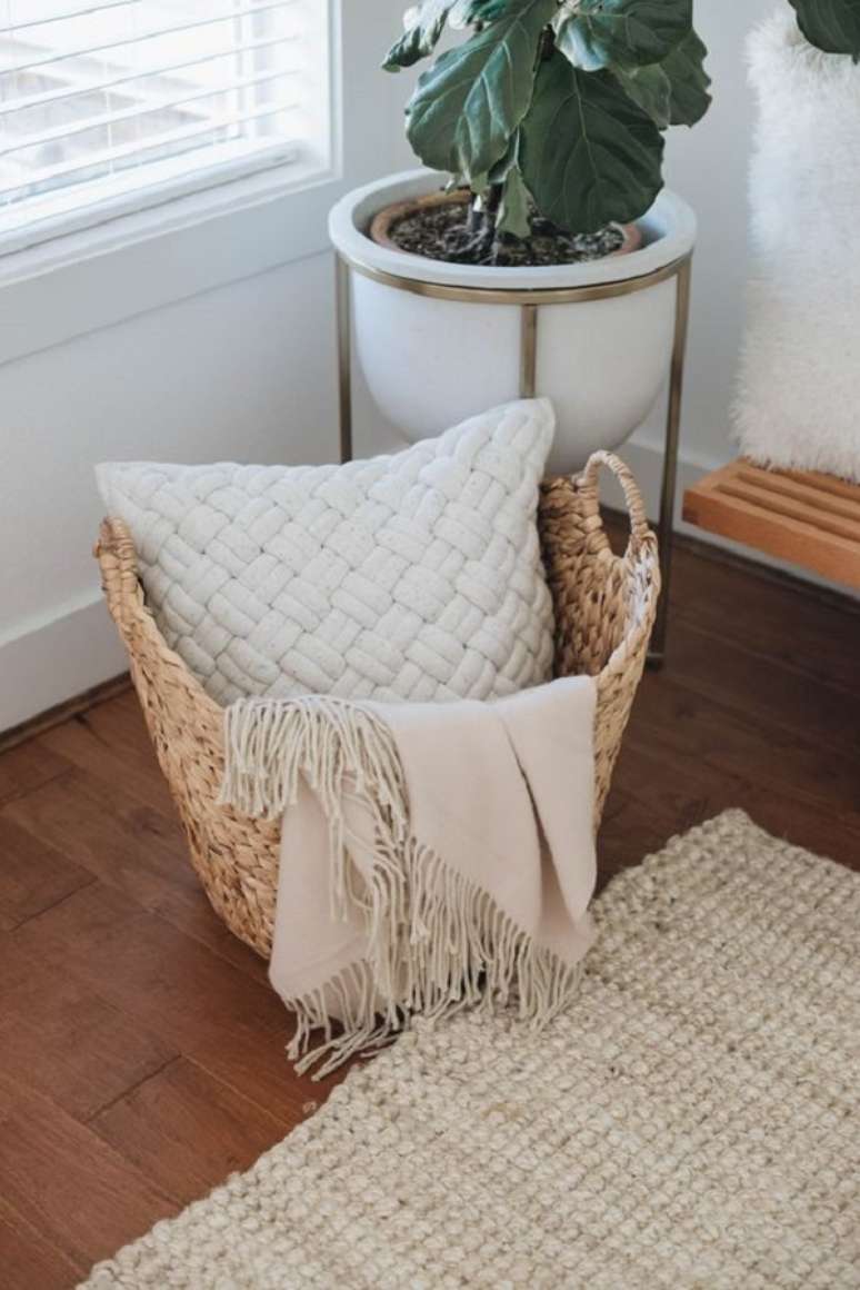 14. Cesto de palha com almofada &ndash; Foto Crystalin Marie