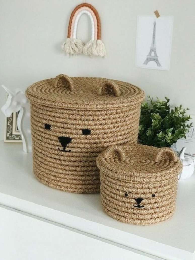 31. Cesto de palha para quarto infantil com detalhes de urso &ndash; Foto Liliane Luna