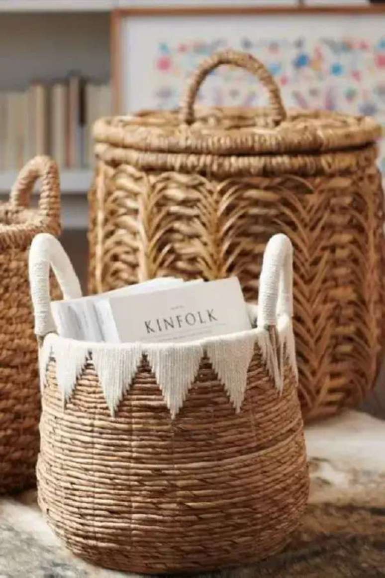 27. Cesto de palha para organizar livros na decora&ccedil;&atilde;o da sala &ndash; Foto Estilo Proprio By Sit
