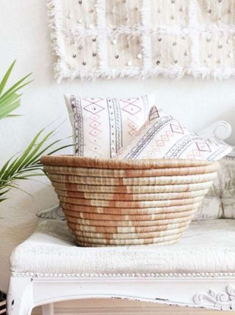 32. Cesto de palha para sala de estar com almofadas &ndash; Foto Remodelista