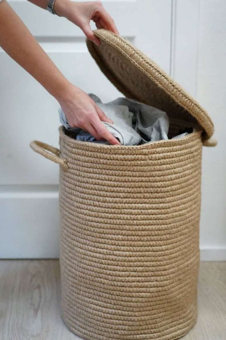 17. Cesto de palha com tampa para roupa suja &ndash; Foto Polehome