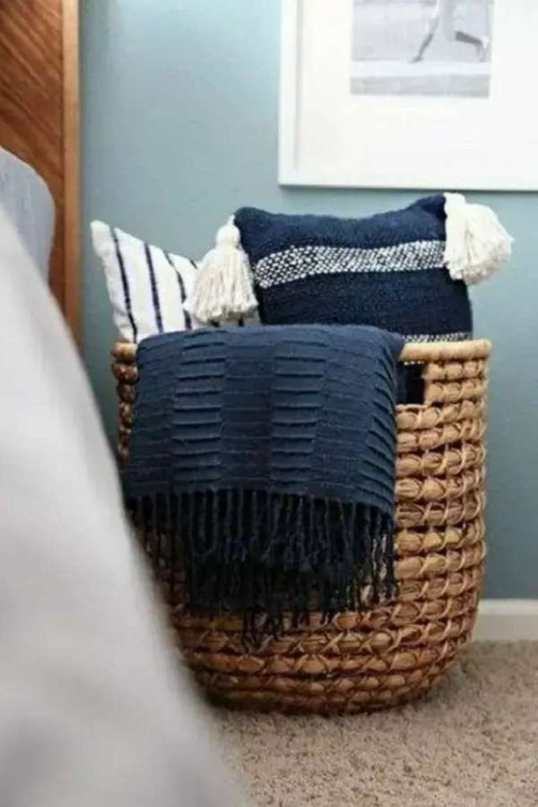 15. Cesto de palha com manta para organiza&ccedil;&atilde;o do quarto &ndash; Foto Tezturas