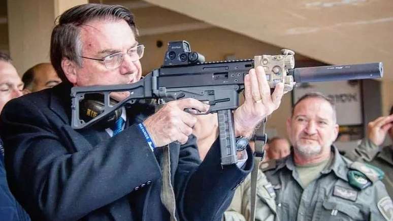 Em Israel, Bolsonaro postou em rede social foto com arma israelense. Na legenda, defendia o decreto que assinou no início do ano, que aumenta o acesso à posse de armas