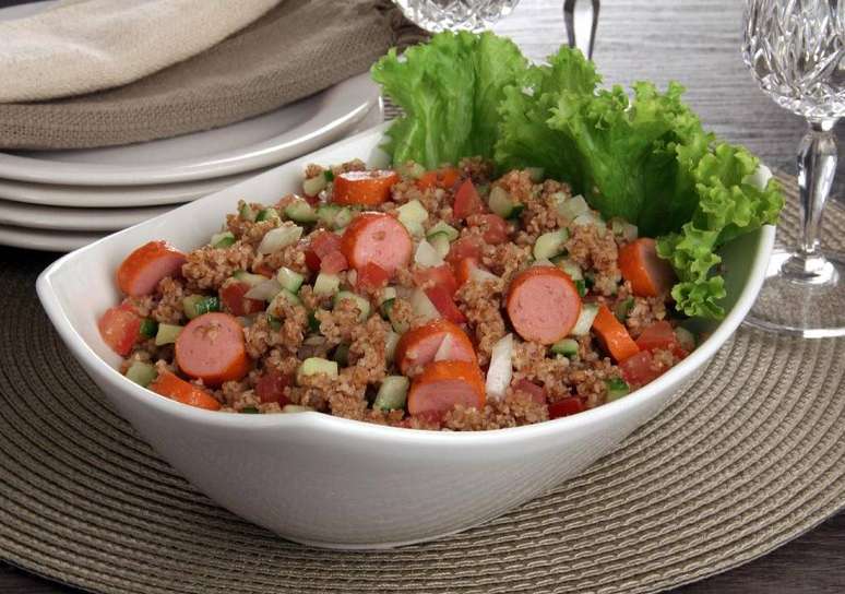 Tabule com salsicha – Foto: Guia da Cozinha