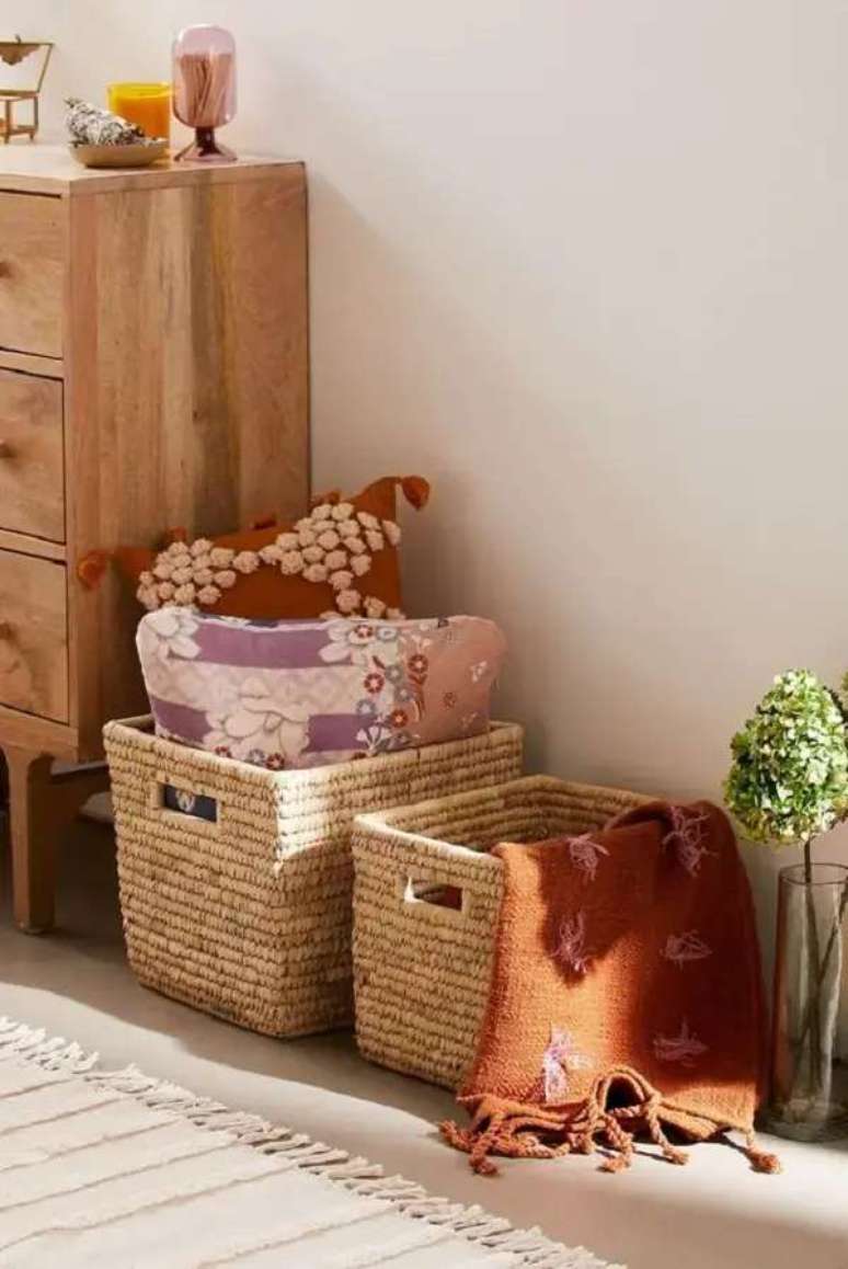 26. Cesto de palha para organiza&ccedil;&atilde;o da sala de estar &ndash; Foto Urban Outitters