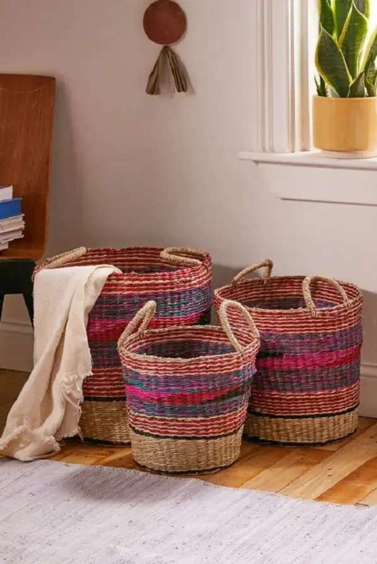 13. Cesto de palha colorido para combinar com a decora&ccedil;&atilde;o &ndash; Foto Urban Outfitters