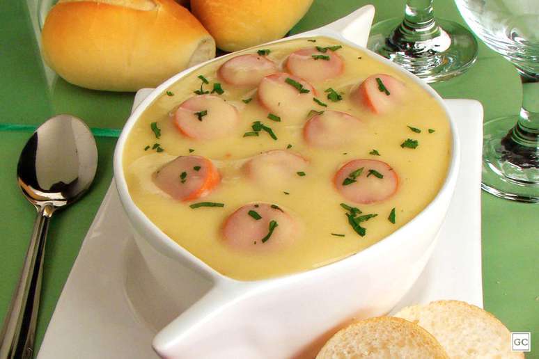Sopa de batata com salsicha – Foto: Guia da Cozinha